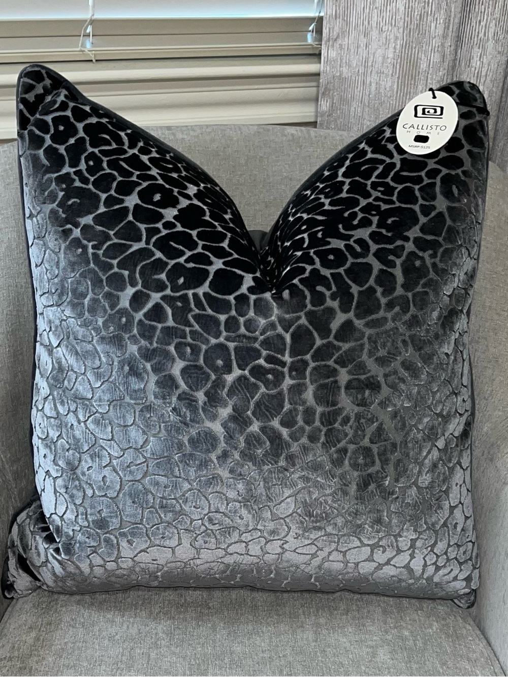 1-NWT CALLISTO HOME GRAPHITE LEOPARD DESIGN LUXURY DECORATIVE PILLOW (T06785F11)